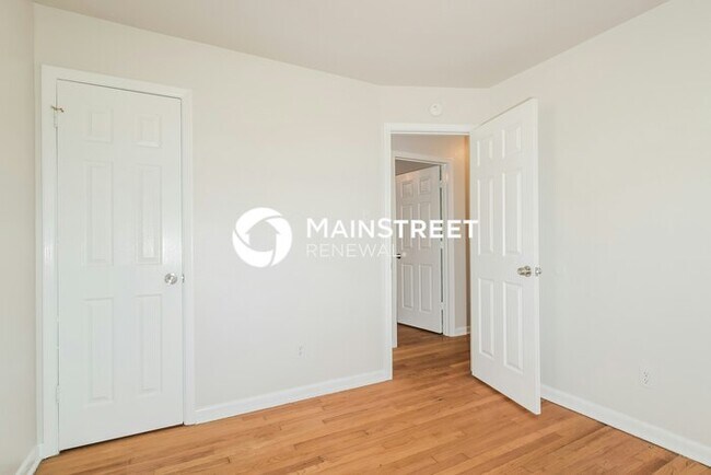 Building Photo - 3 Bedroom Pet-Friendly Home in St. Louis, MO with Main Street Renewal