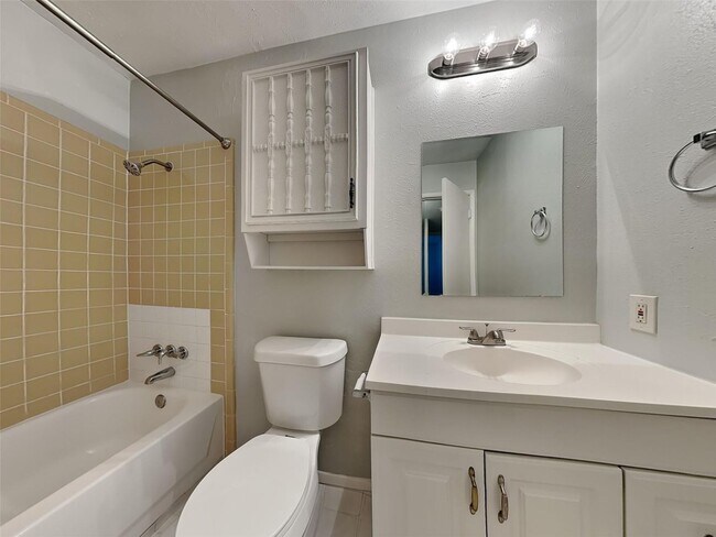 Building Photo - 3 BR/2BA | Renovated Single Family Home | Gated backyard