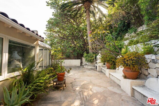 Building Photo - 7887 Hillside Ave