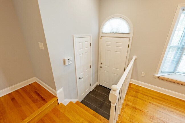 Building Photo - Great 3br 2.5 Bath Townhome in Rockville MD