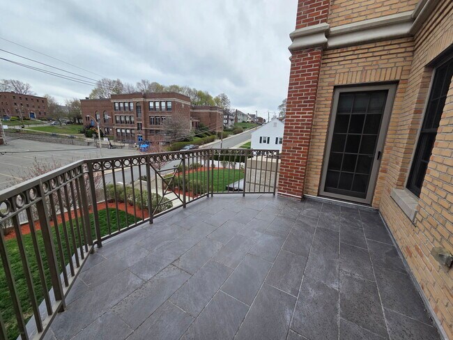 Building Photo - 286 Main St