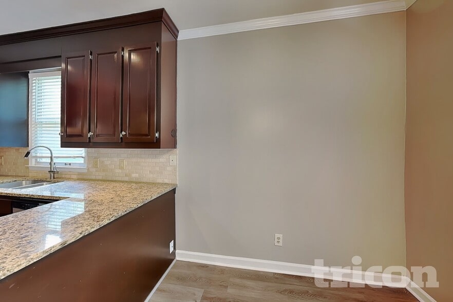 Building Photo - 1040 Huntcliff NE