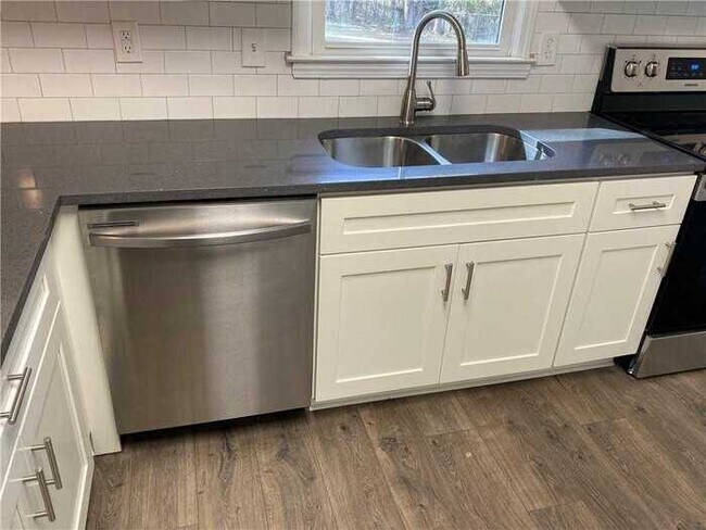 Building Photo - Fantastic 4bd/2ba home! Coming soon!