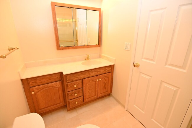 Building Photo - 4 bedroom 2 bathroom home near Kaiser Hospital!