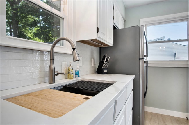 Building Photo - 2245 Lakeshore Dr