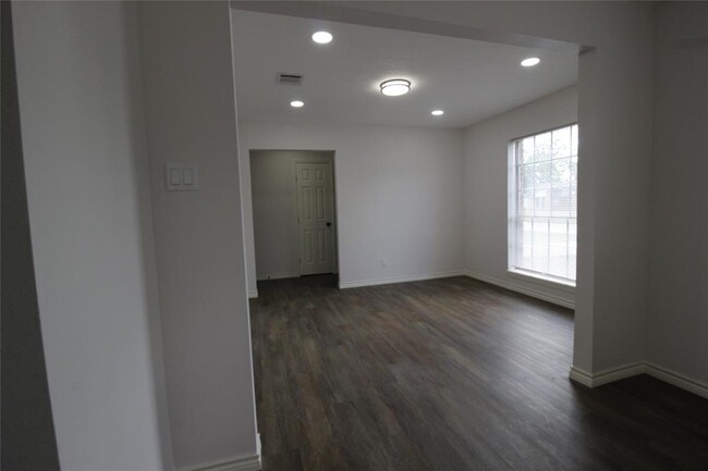 Building Photo - 10915 Roandale Dr