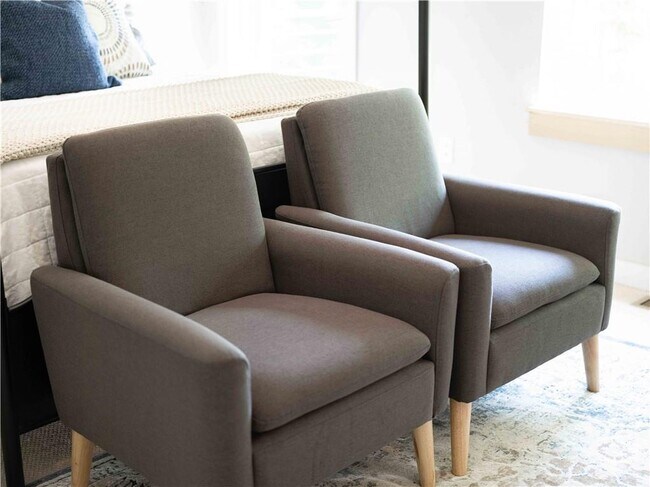 Building Photo - 352 W 5th St