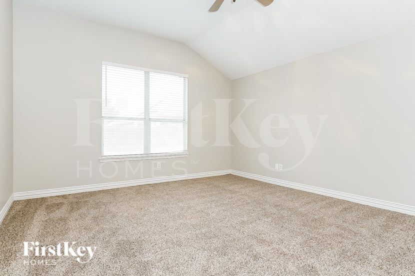 Building Photo - 401 Deer Lake Dr