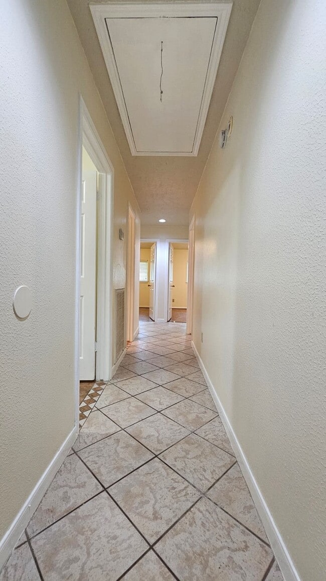 Building Photo - 14819 Knightsway Dr