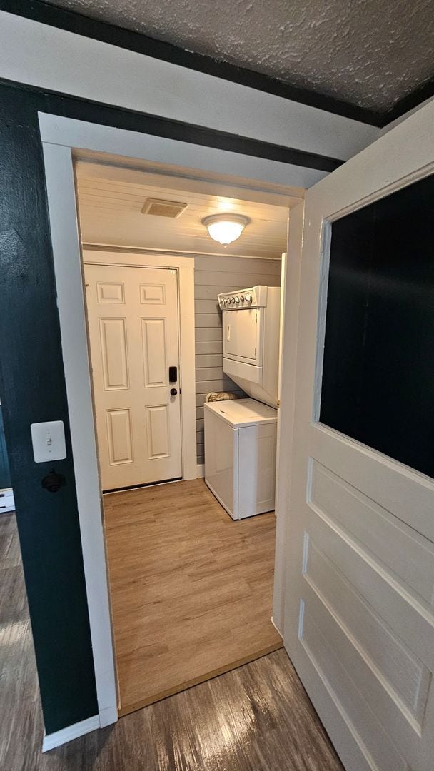 Building Photo - Cute 2-bed house,  Pet Friendly, Central location!