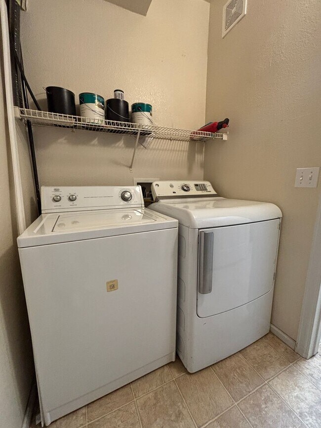 Building Photo - Large 3 bedroom condo with 2 bathrooms!