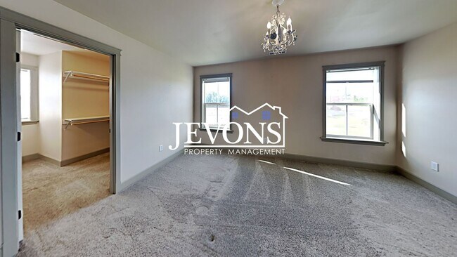 Building Photo - Spacious home with fully equipped kitchen and 2-car garage near Stewart Park