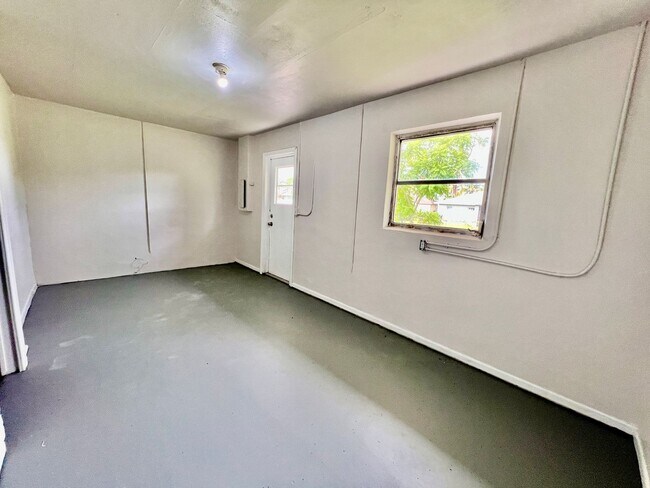 Building Photo - Live Comfortably in SE Cape Coral – Bright, Remodeled Home for Rent