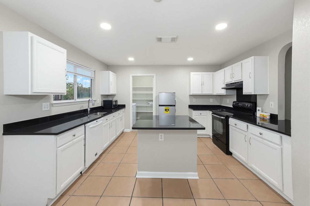 Building Photo - 618 Tres Caminos