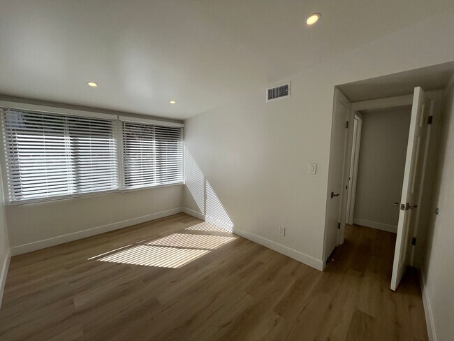 Building Photo - Valley Village 3+1 w/bonus room, all appli...