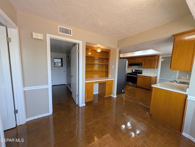 Building Photo - 612 Somerset Dr