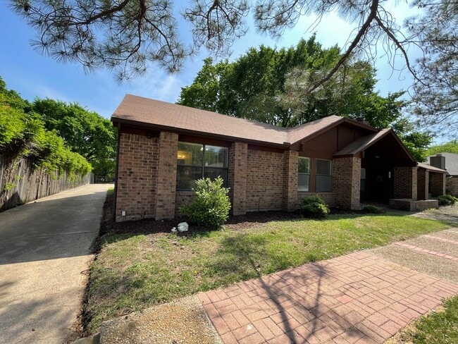 Building Photo - 210 E Denton Dr