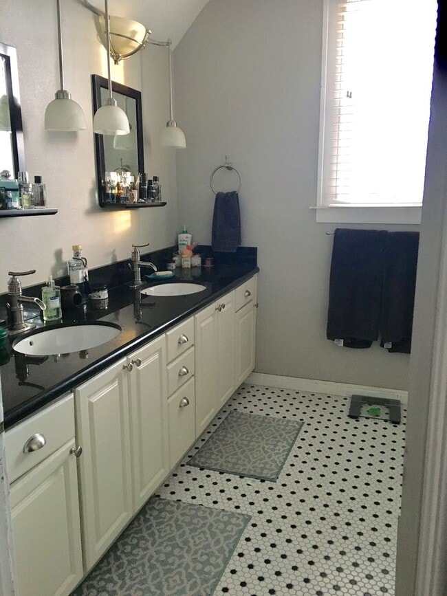 Building Photo - Charming Victorian Home Near the Universit...