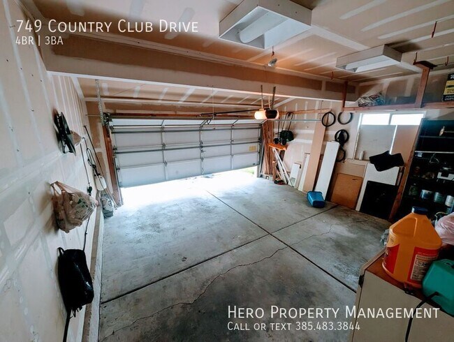 Building Photo - 749 Country Club Dr