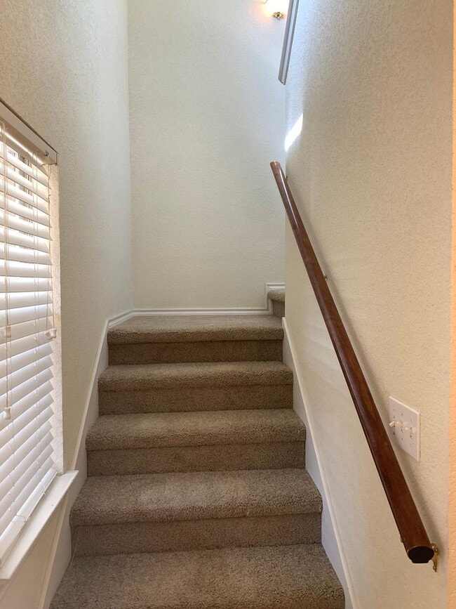 Building Photo - 2/2.5/1   Carpet only on Stairs /Large Fen...