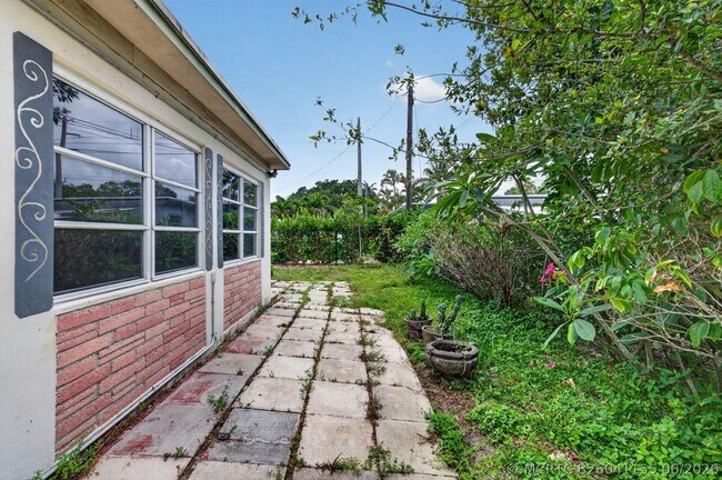Building Photo - 841 SW 18th Ct