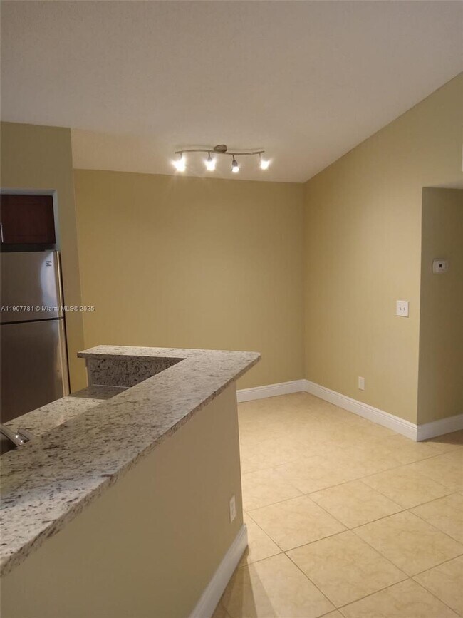 Building Photo - 595 Vista Isles Dr