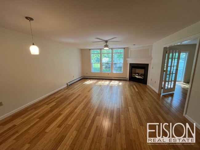 Building Photo - Impeccably Maintained 3bd, 2 bth Stonington Circle Condo!