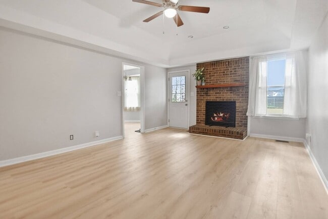 Building Photo - Pet Friendly Ranch!
