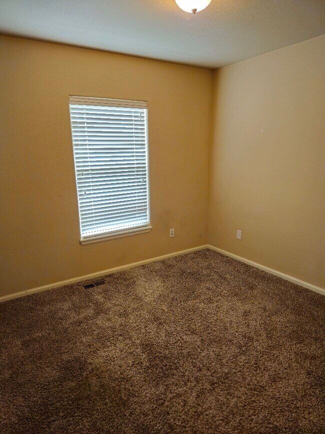 Building Photo - 2013 Squawbush Ridge Grv