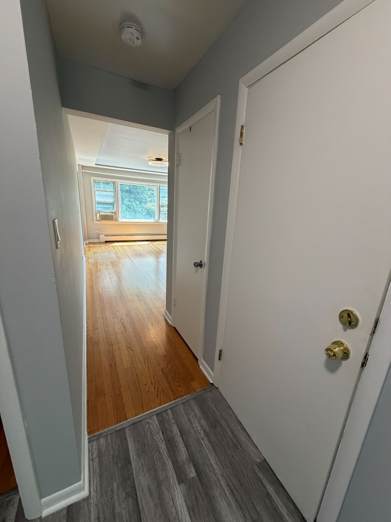 Building Photo - 5558 W Wilson Ave