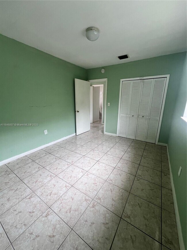 Building Photo - 608 SW 15th Ave