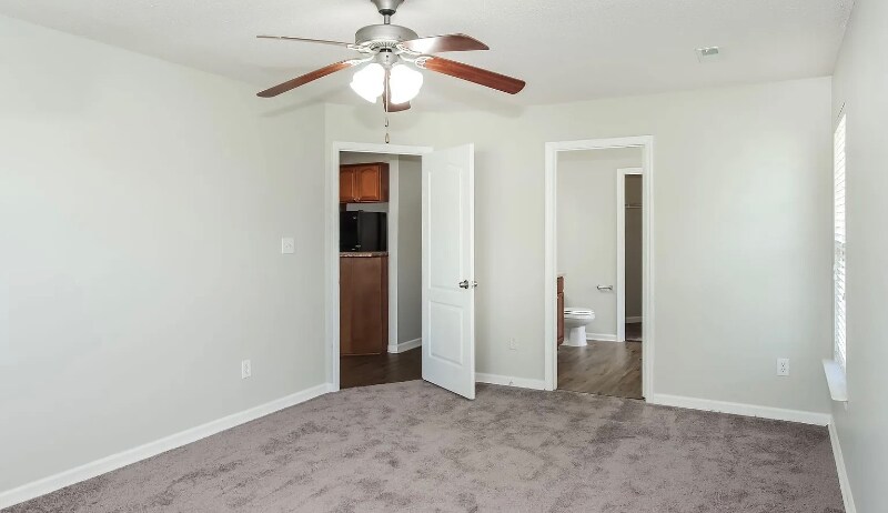 Building Photo - 116 NW Wittington Ln