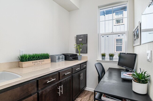 Building Photo - Jordan Ranch Townhouse 4 bed / 3.5 bath, G...
