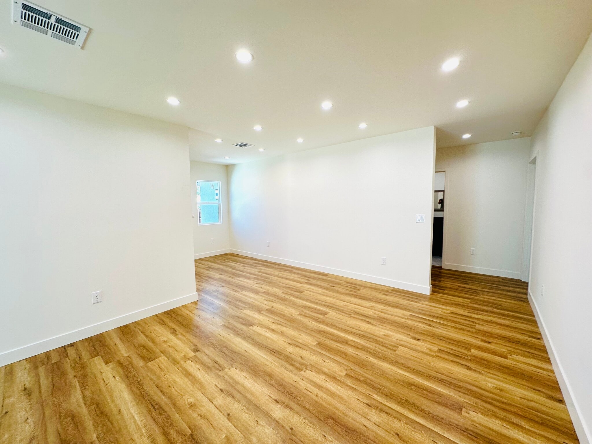 Building Photo - 11104 Oxnard St