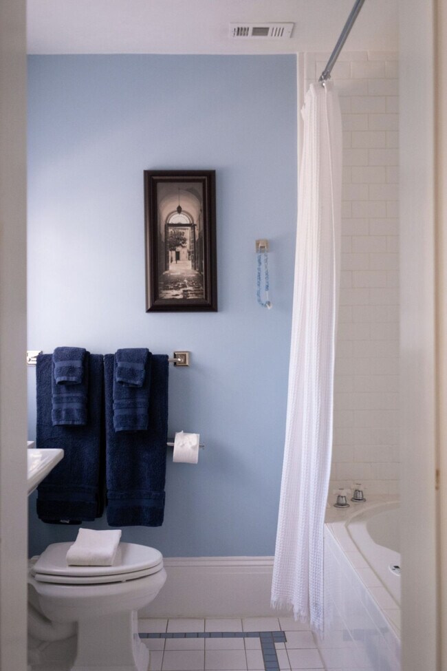 Building Photo - 221 SE 7th St