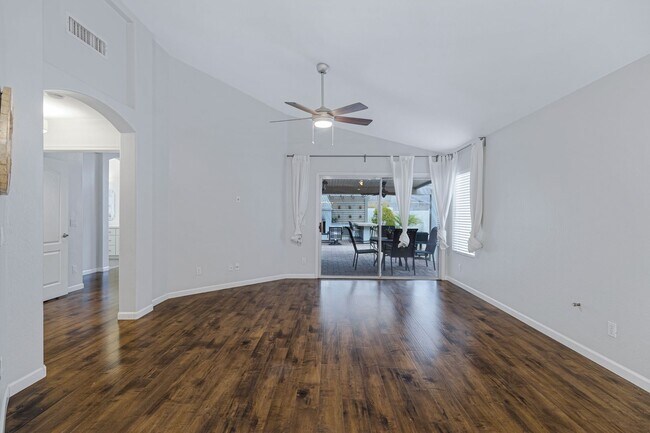 Building Photo - 4 Bedroom/2 Bathroom Remodeled home with S...