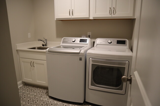laundry room with wash sink - 1006 Gateway Commons Cir