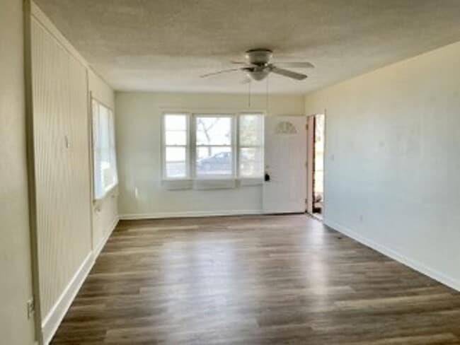 Building Photo - Larchmont