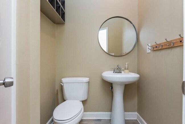 Building Photo - 1231 Wildcliff Cir