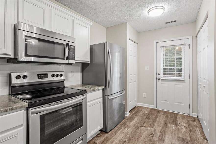Building Photo - 446 Saint John Dr