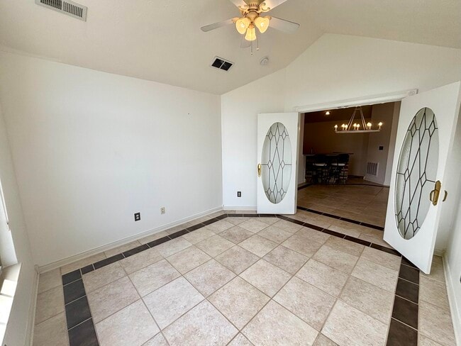 Building Photo - 433 Deer Lake Pl