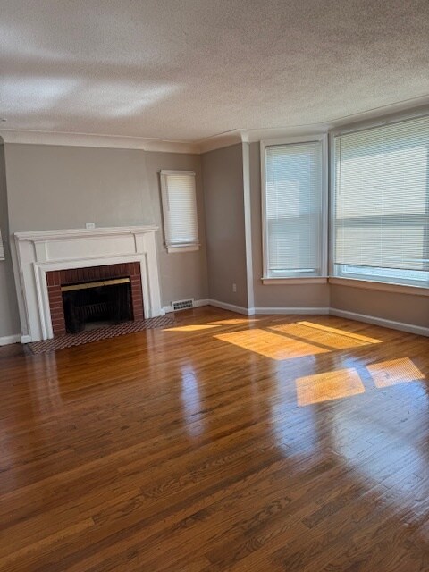 Building Photo - 9525 Robson St