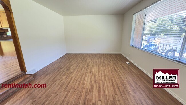 Building Photo - Charming home on private lane!