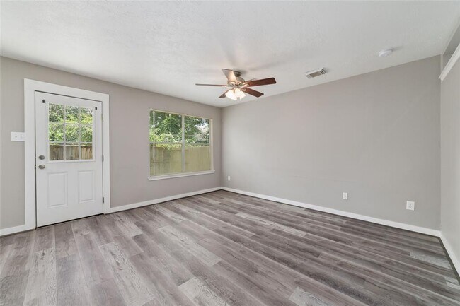 Building Photo - 202 S Walden Elms Cir