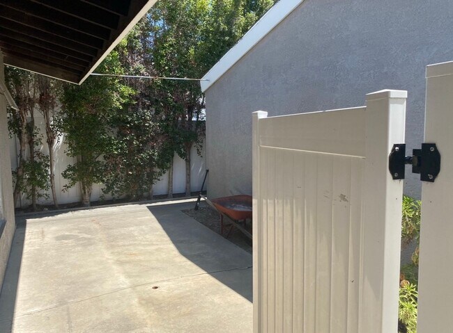 Building Photo - WALK TO SDSU! 4 bed 2 bath House w/ A/C