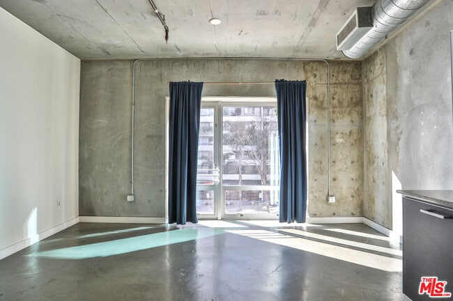 Building Photo - 645 W 9th St