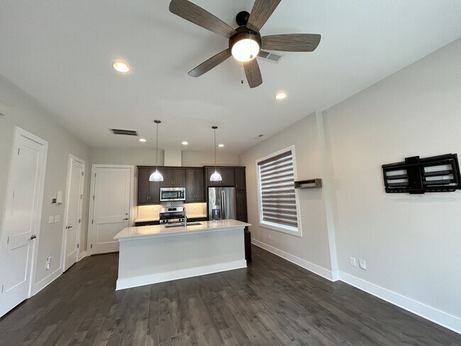 Building Photo - 2/2.5 - MODERN TOWNHOME IN THE NATIONS
