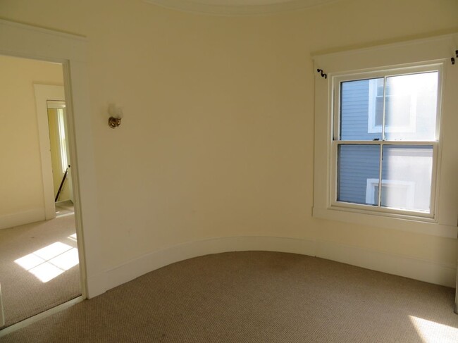 Building Photo - 92 Hillman St