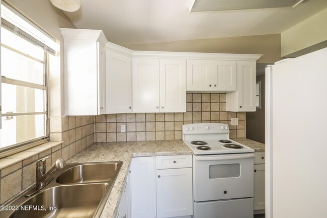 Building Photo - 1032 Busac Ave