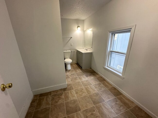 Building Photo - 4 bedroom / 2 bath home with lots of room!